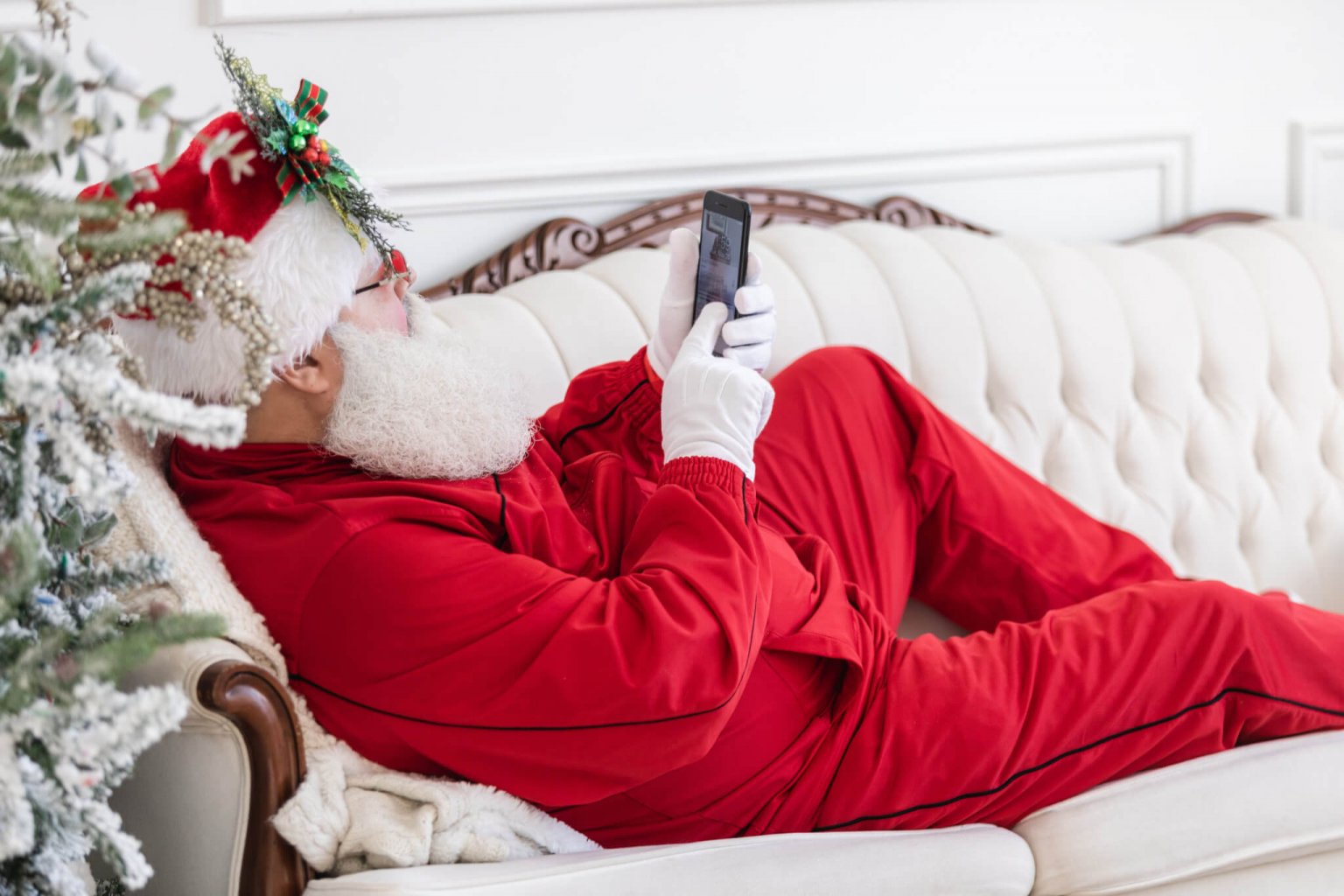 lounging-santa screenshot