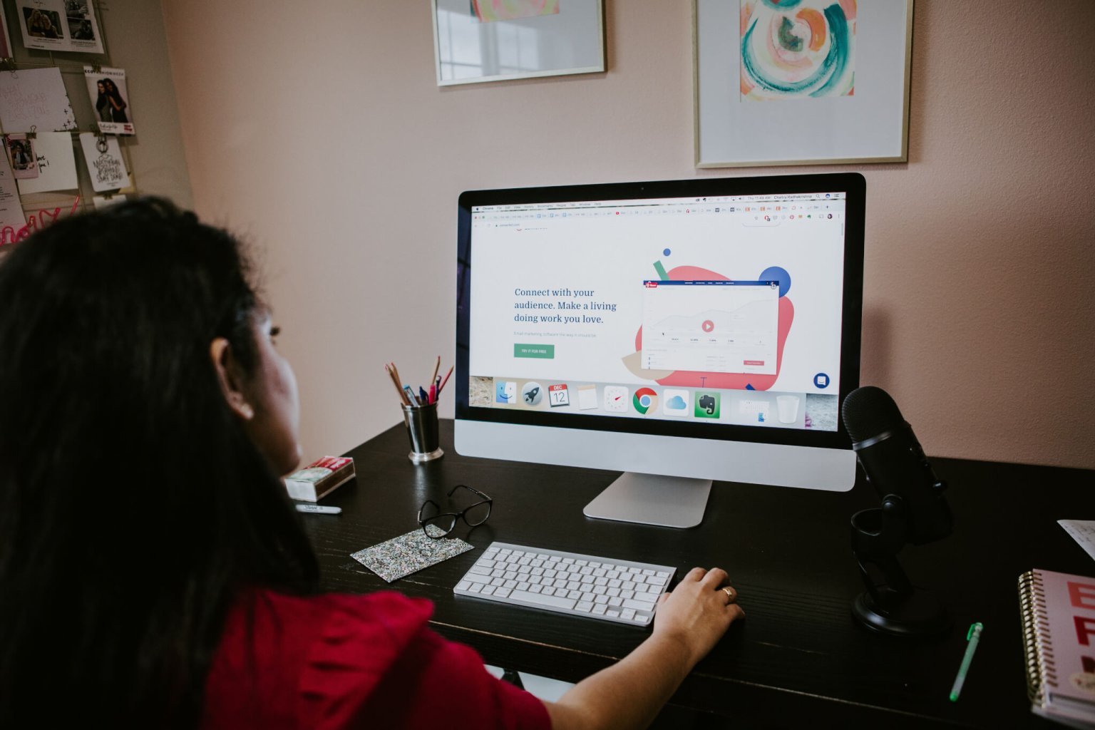 Intercom vs HubSpot: which should you go with | Help Desk Migration Blog